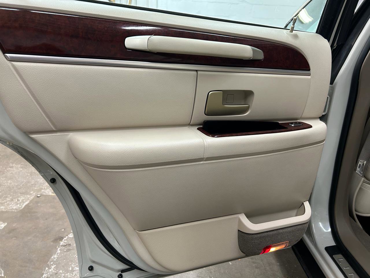 Used 2004 Lincoln Town Car Ultimate RWD image 23