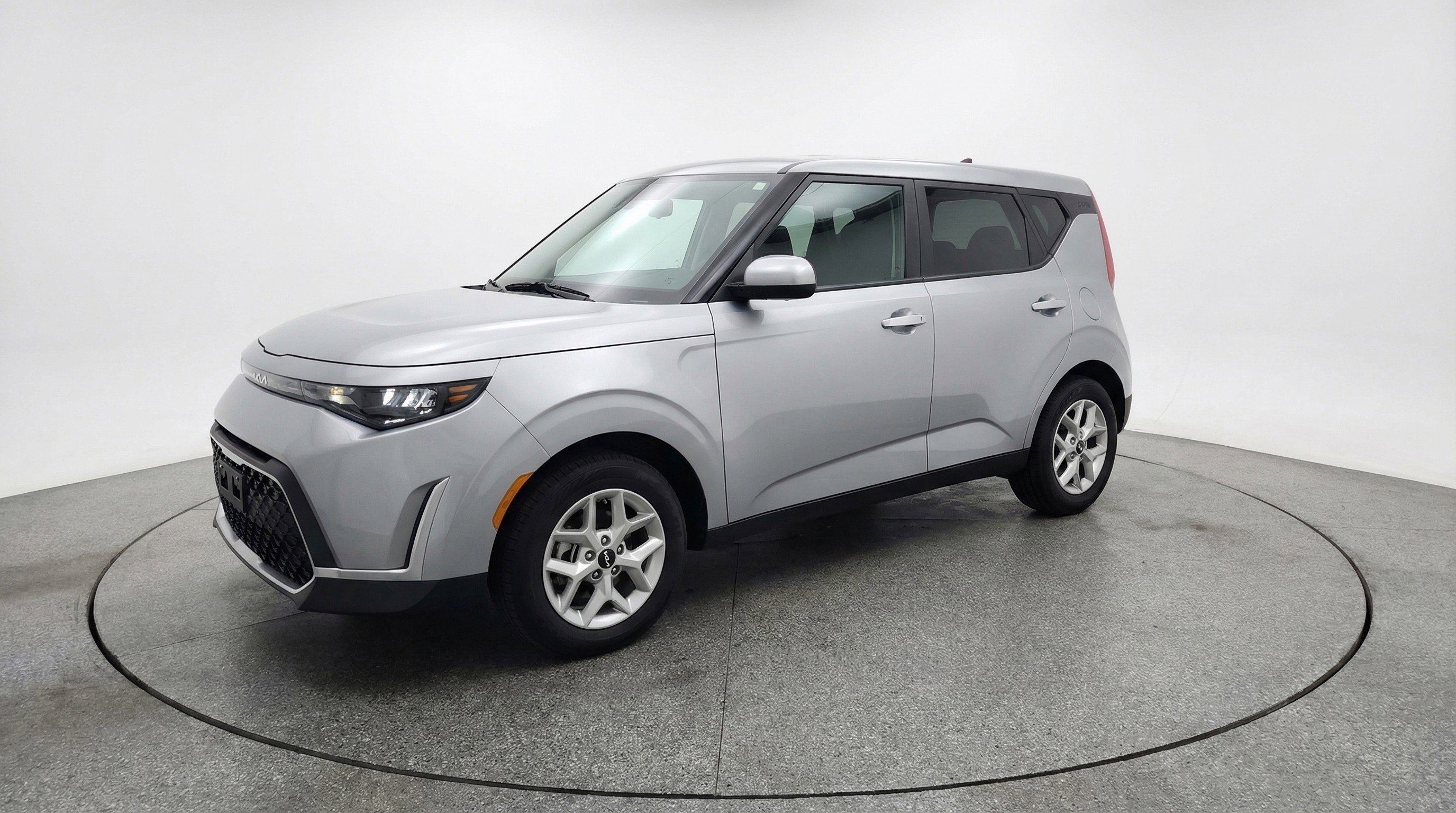 Used 2025 Kia Soul LX w/ LX Technology Package FWD image 3