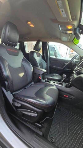Used 2016 Jeep Cherokee Trailhawk w/ Cold Weather Group image 17