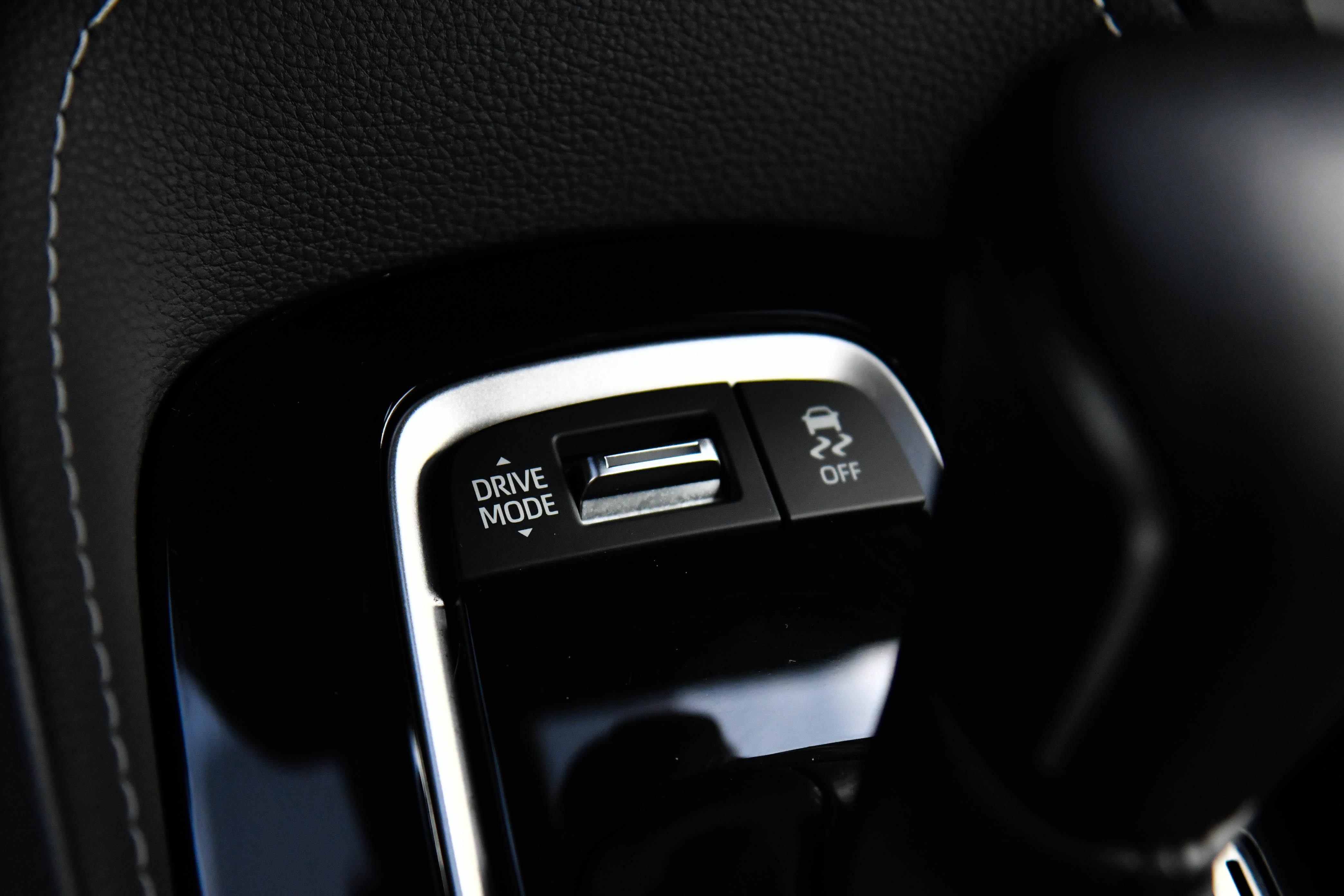 Used 2024 Toyota Corolla SE w/ SE Package image 28