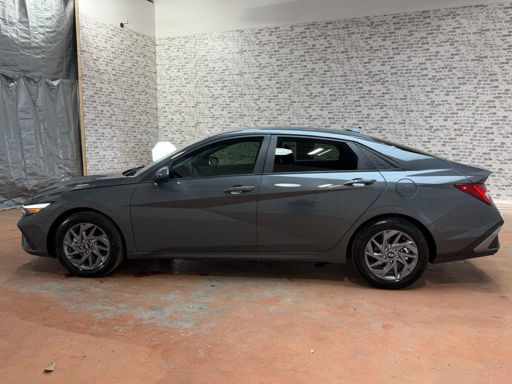 Certified 2024 Hyundai Elantra Blue image 4
