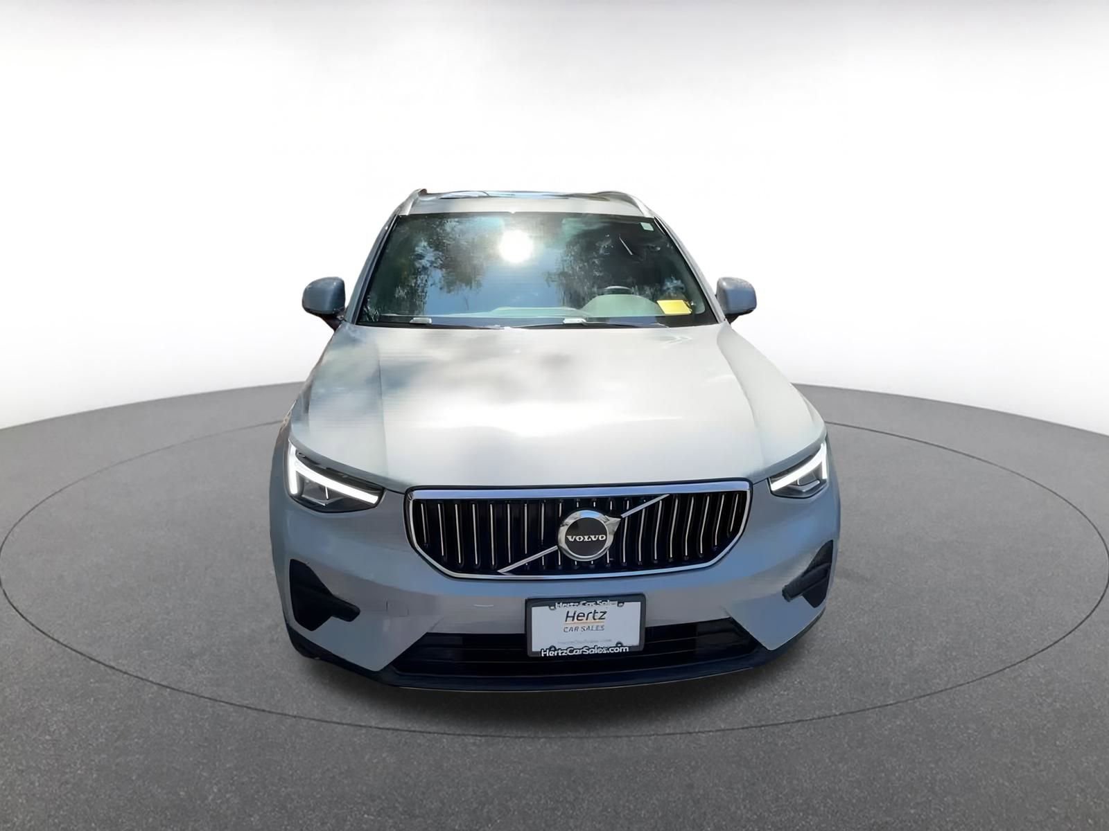 Used 2024 Volvo XC40 B5 Core image 4