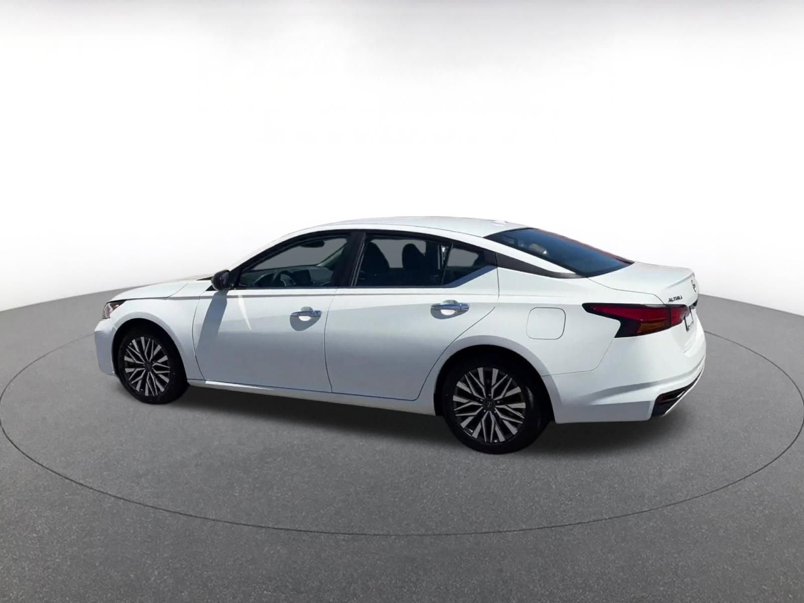 Used 2025 Nissan Altima 2.5 SV FWD image 10