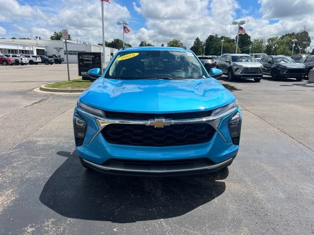 Used 2025 Chevrolet Trax LT w/ Driver Confidence Package FWD image 2