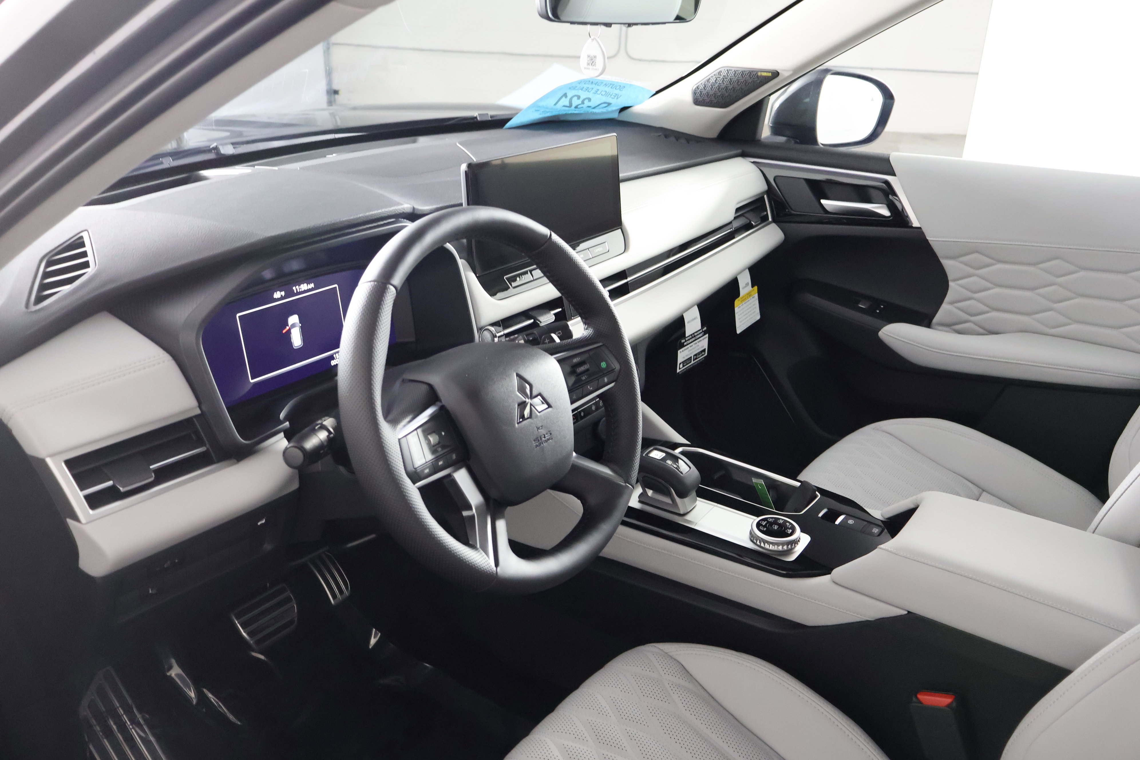 Used 2025 Mitsubishi Outlander SEL image 2