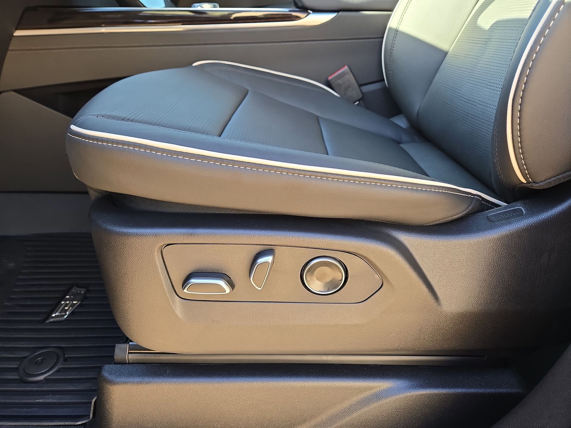 New 2026 Cadillac Escalade ESV Luxury w/ Touring Package image 17