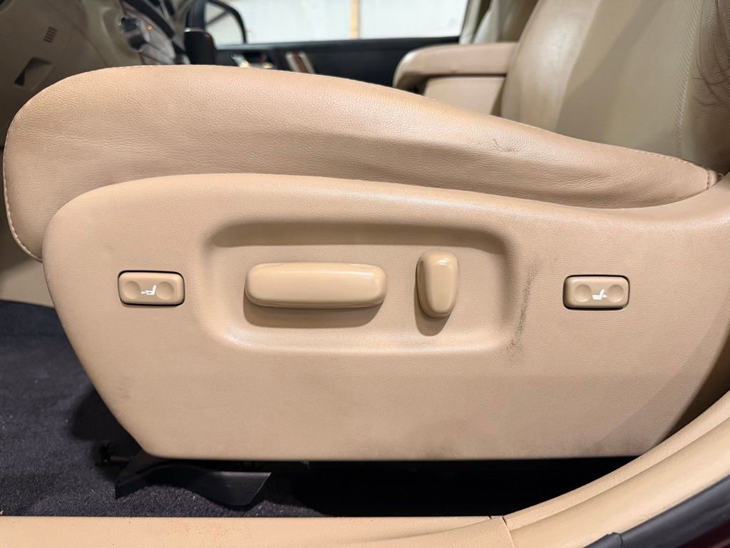 Used 2013 Toyota Highlander Limited image 24