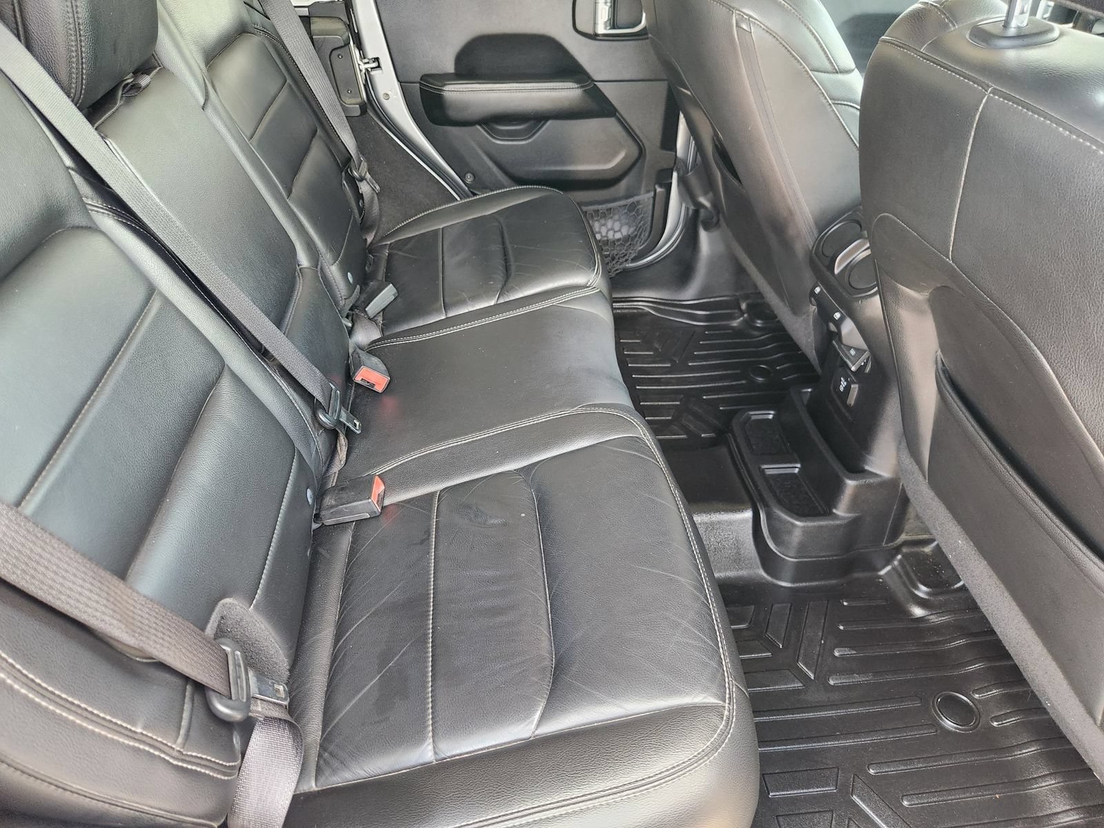 Used 2018 Jeep Wrangler Unlimited Sahara AWD/4WD image 33