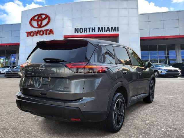 Used 2025 Nissan Rogue SV AWD/4WD image 4