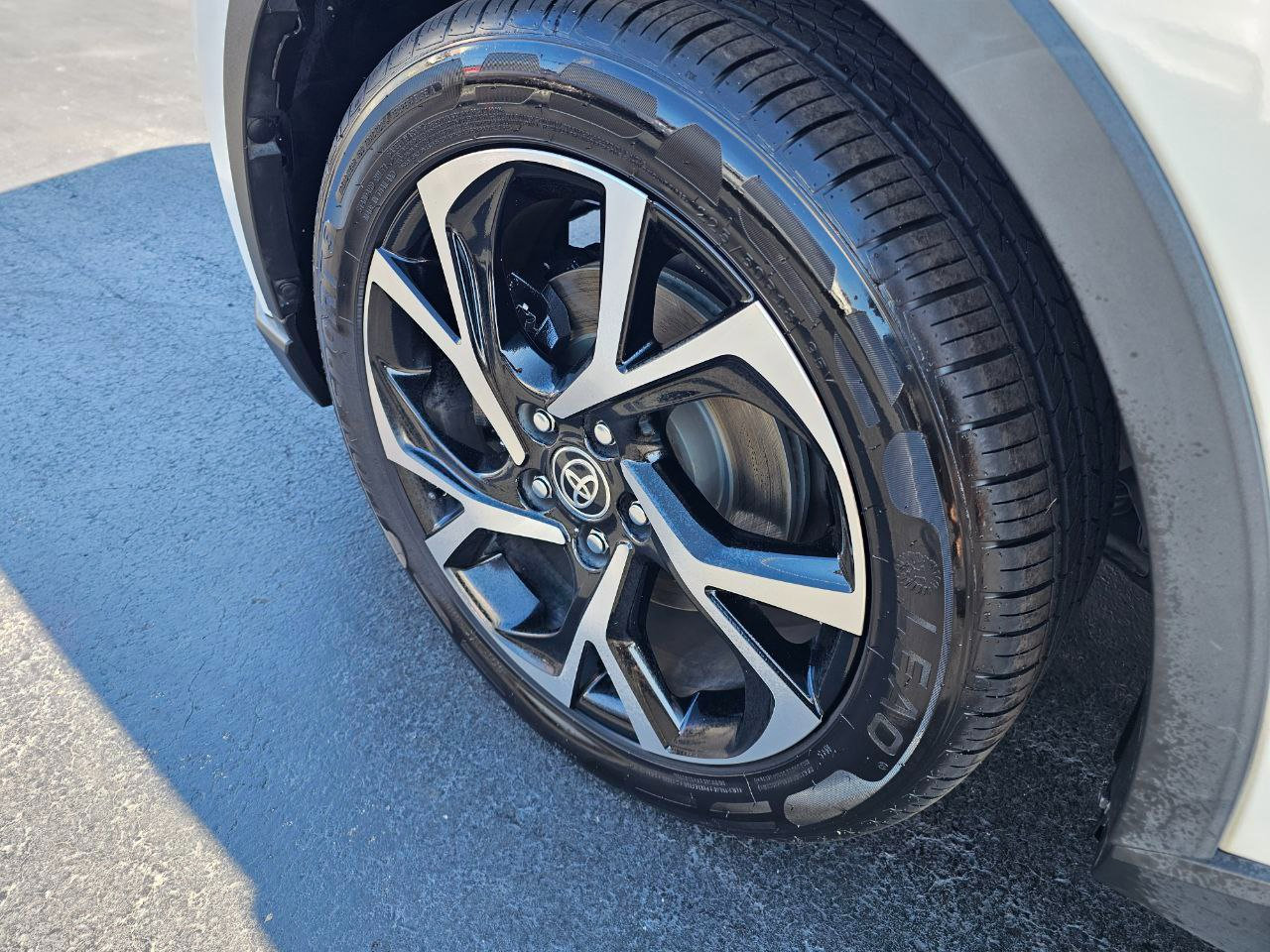 Used 2020 Toyota C-HR XLE image 10