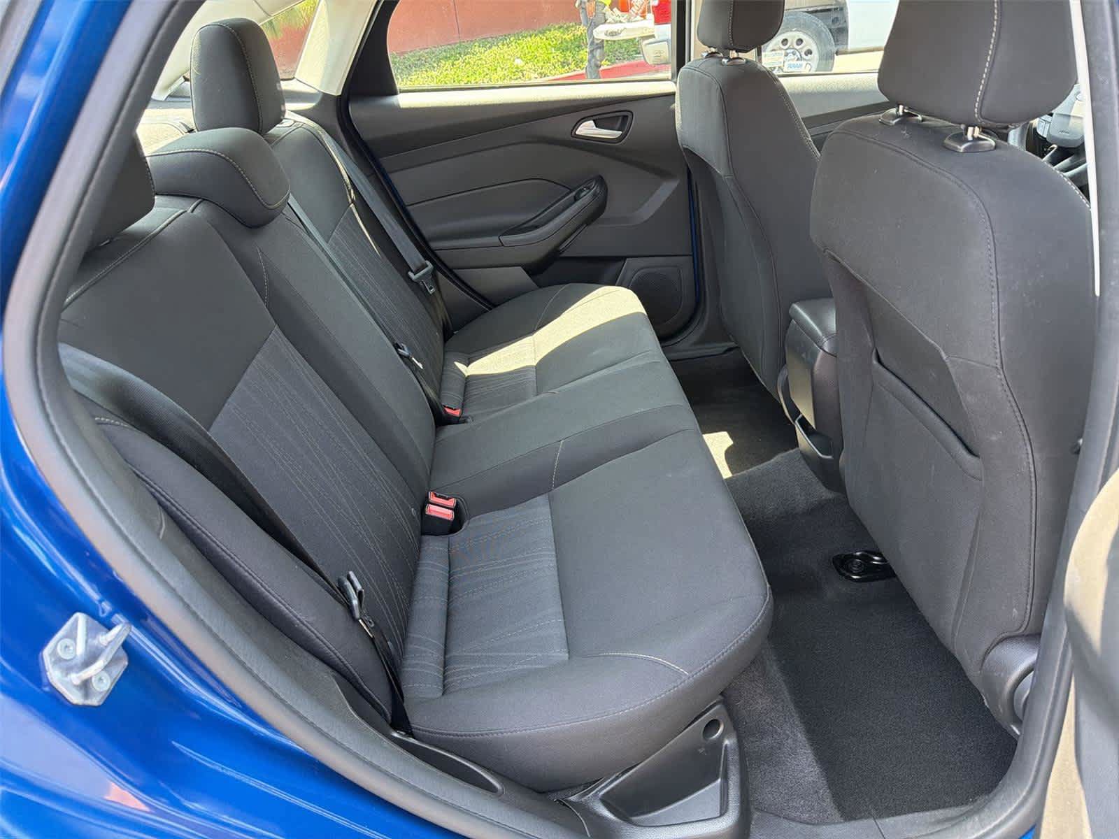 Used 2018 Ford Focus SE w/ SE Appearance Package FWD image 14