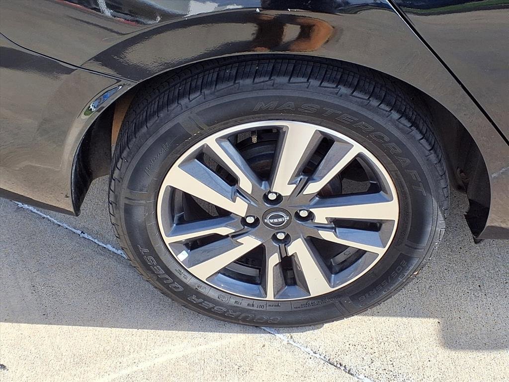 Used 2023 Nissan Versa SV image 9