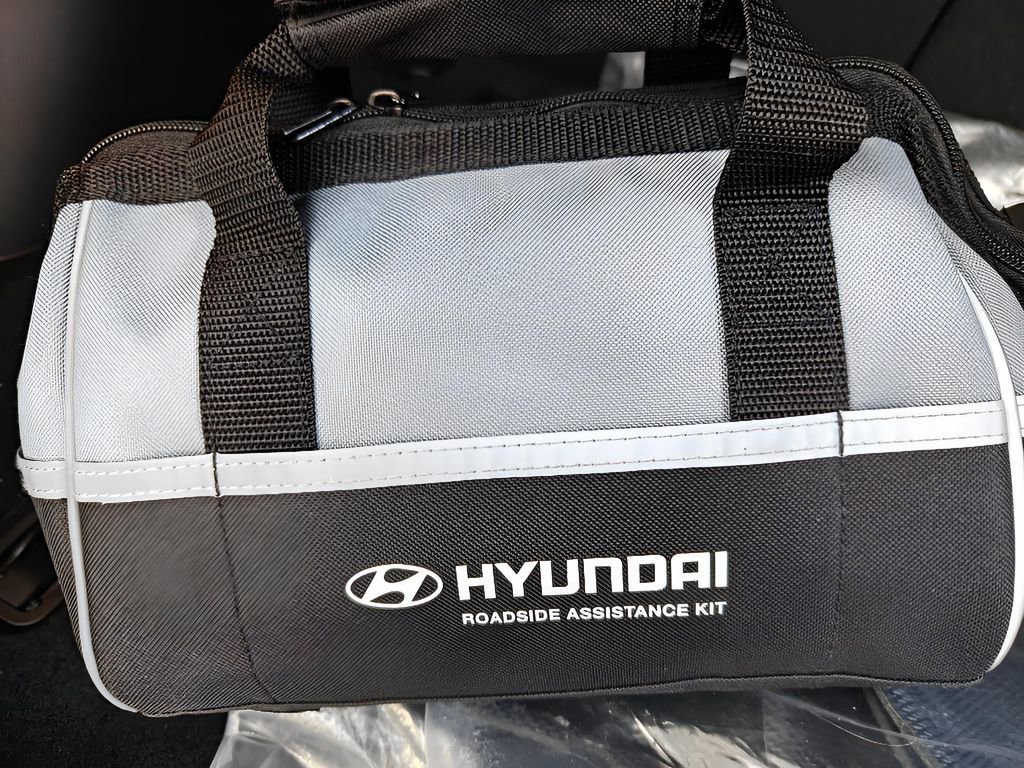 Used 2024 Hyundai Venue Limited image 30