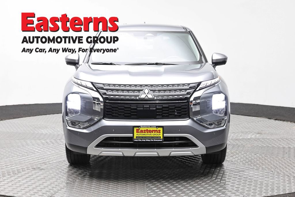 Used 2024 Mitsubishi Outlander SE image 2
