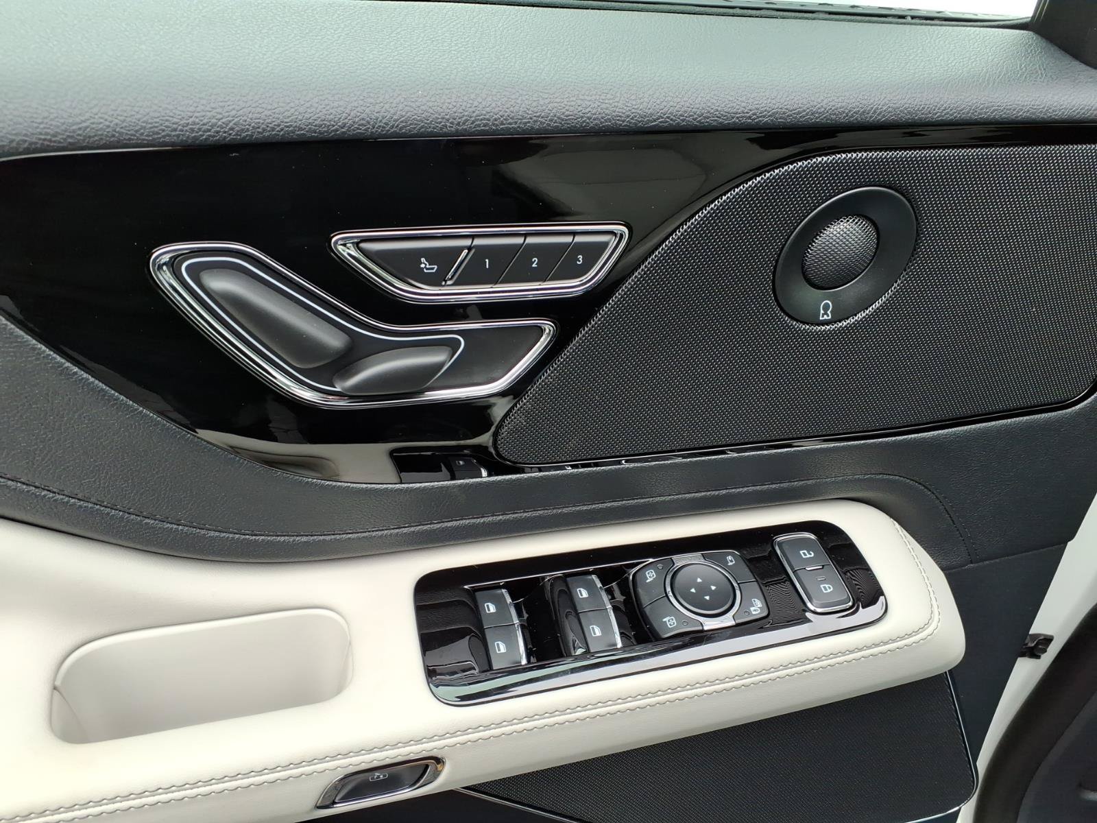 New 2026 Lincoln Aviator AWD image 13