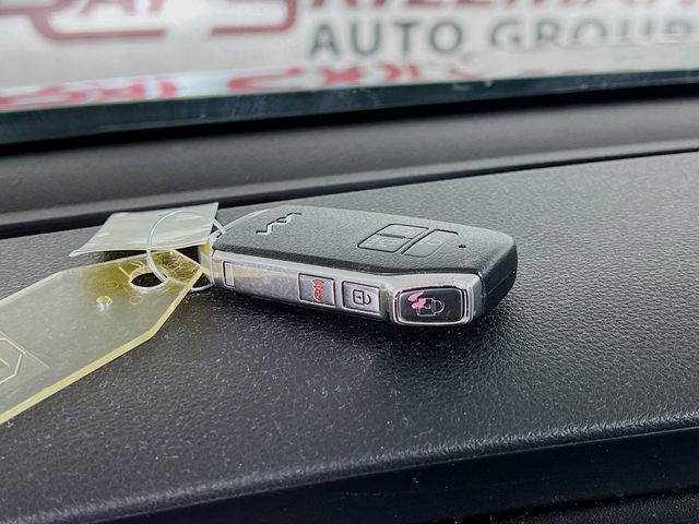 Used 2023 Kia Carnival LX image 12