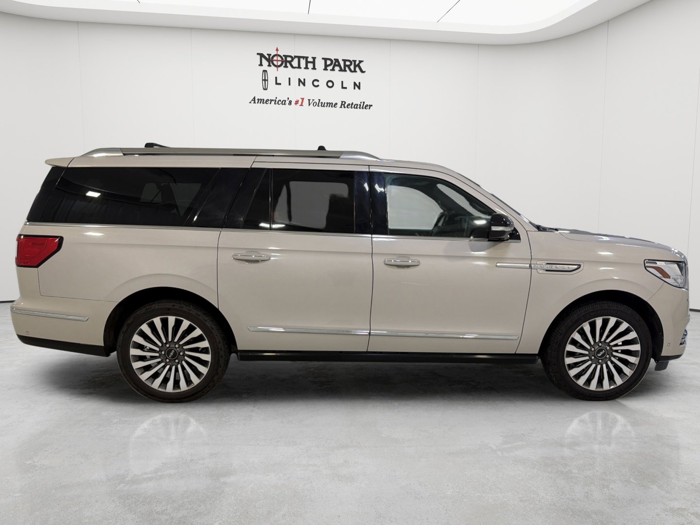 Used 2020 Lincoln Navigator L Reserve w/ Luxury Package AWD/4WD image 6
