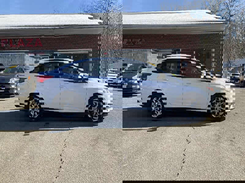 Used 2017 Ford Focus SE w/ Cold Weather Package image 4