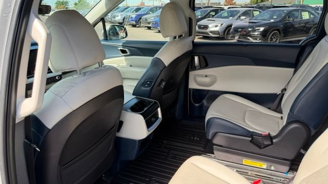 Used 2025 Kia Carnival EX FWD image 19
