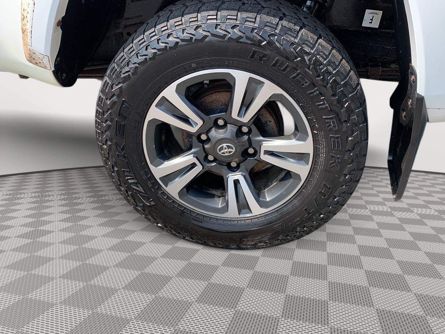 Used 2017 Toyota Tacoma TRD Sport w/ Tow Package AWD/4WD image 13