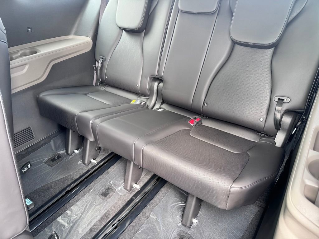 New 2026 Kia Carnival FWD image 25