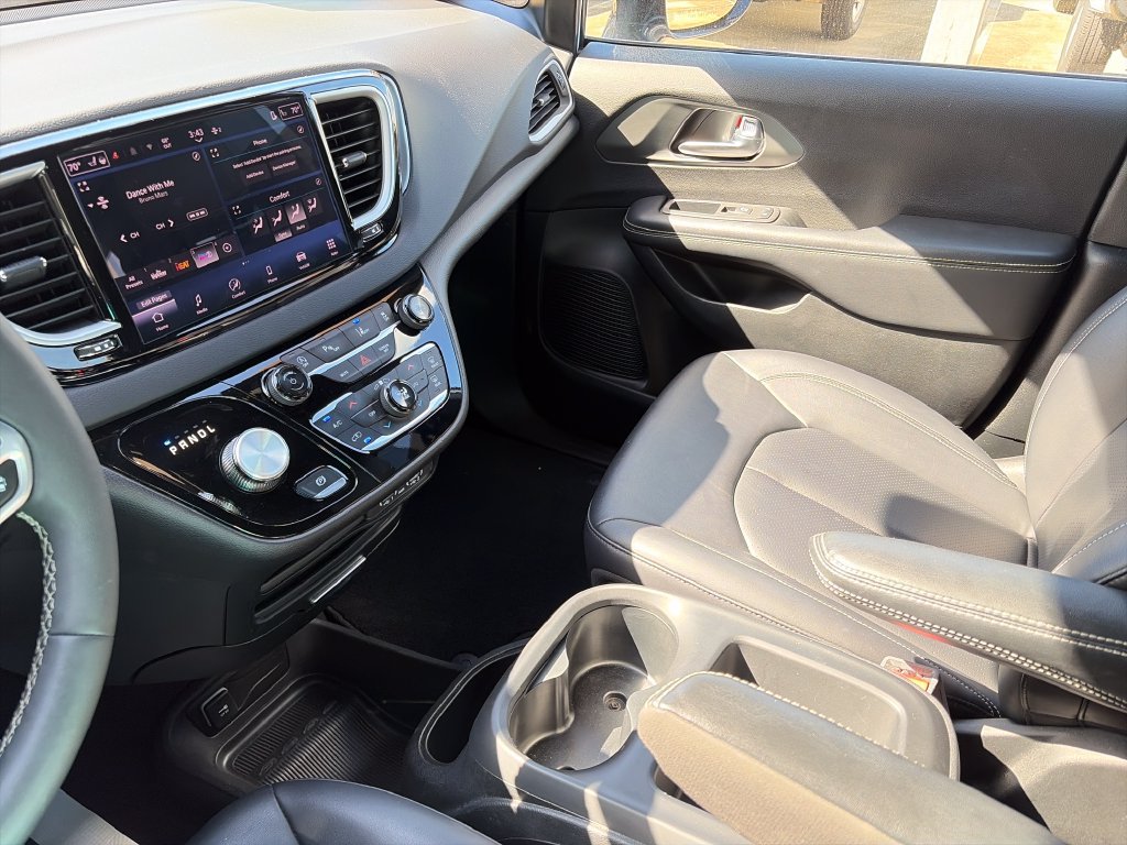 Used 2025 Chrysler Pacifica Select FWD image 28