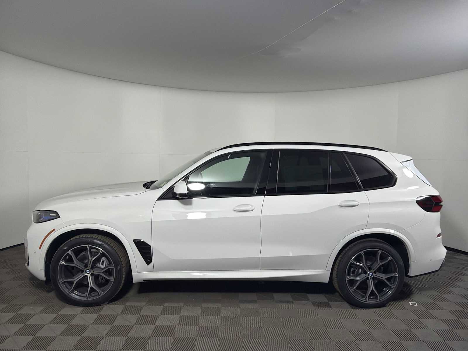New 2026 BMW X5 xDrive40i w/ M Sport Package AWD/4WD image 4