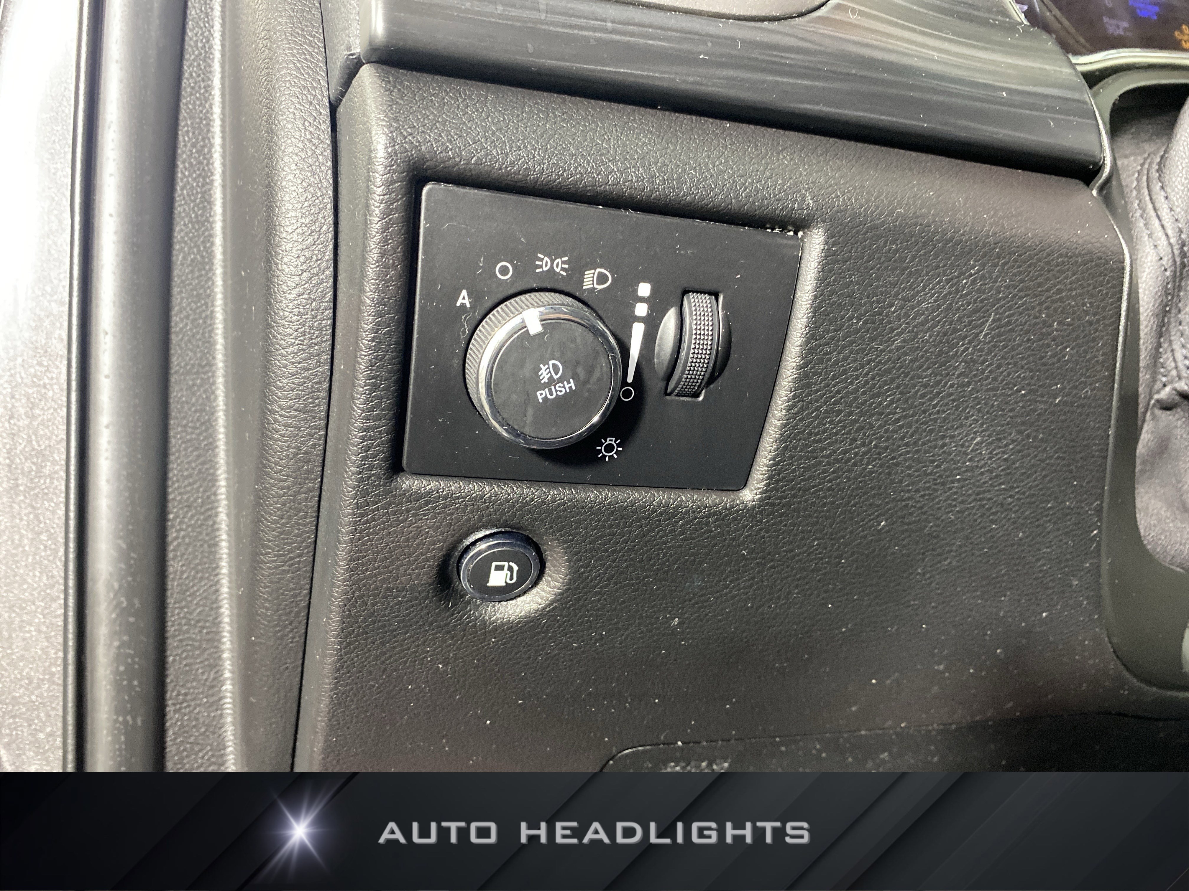 Used 2020 Jeep Grand Cherokee Laredo AWD/4WD image 22