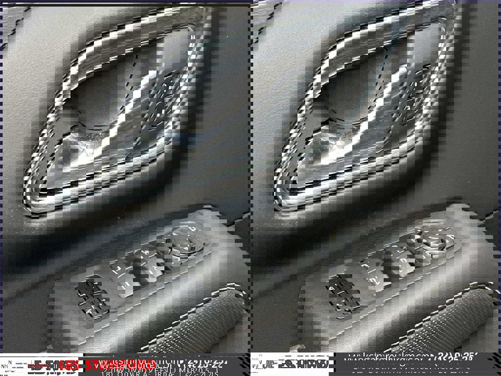 Used 2024 GMC Yukon XL SLT w/ SLT Premium Package image 19