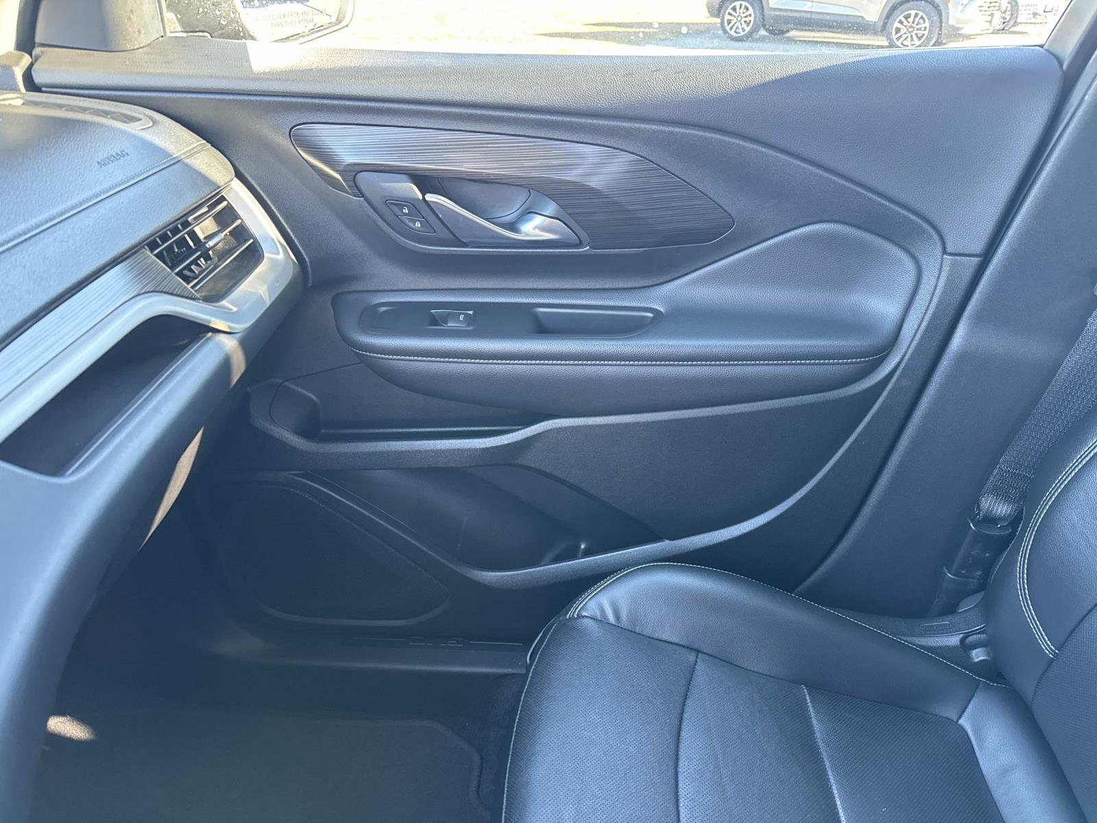 Used 2022 GMC Terrain SLT image 25