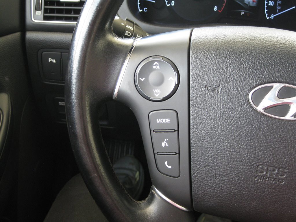 Used 2013 Hyundai Genesis 3.8 w/ Technology Pkg RWD image 12