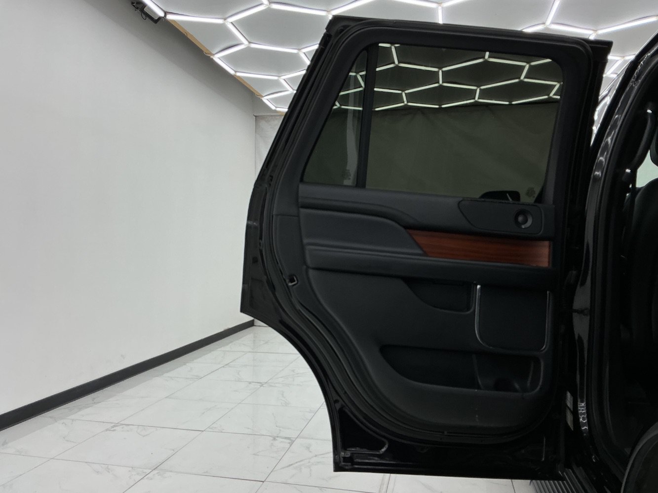 Used 2018 Lincoln Navigator Premiere RWD image 24