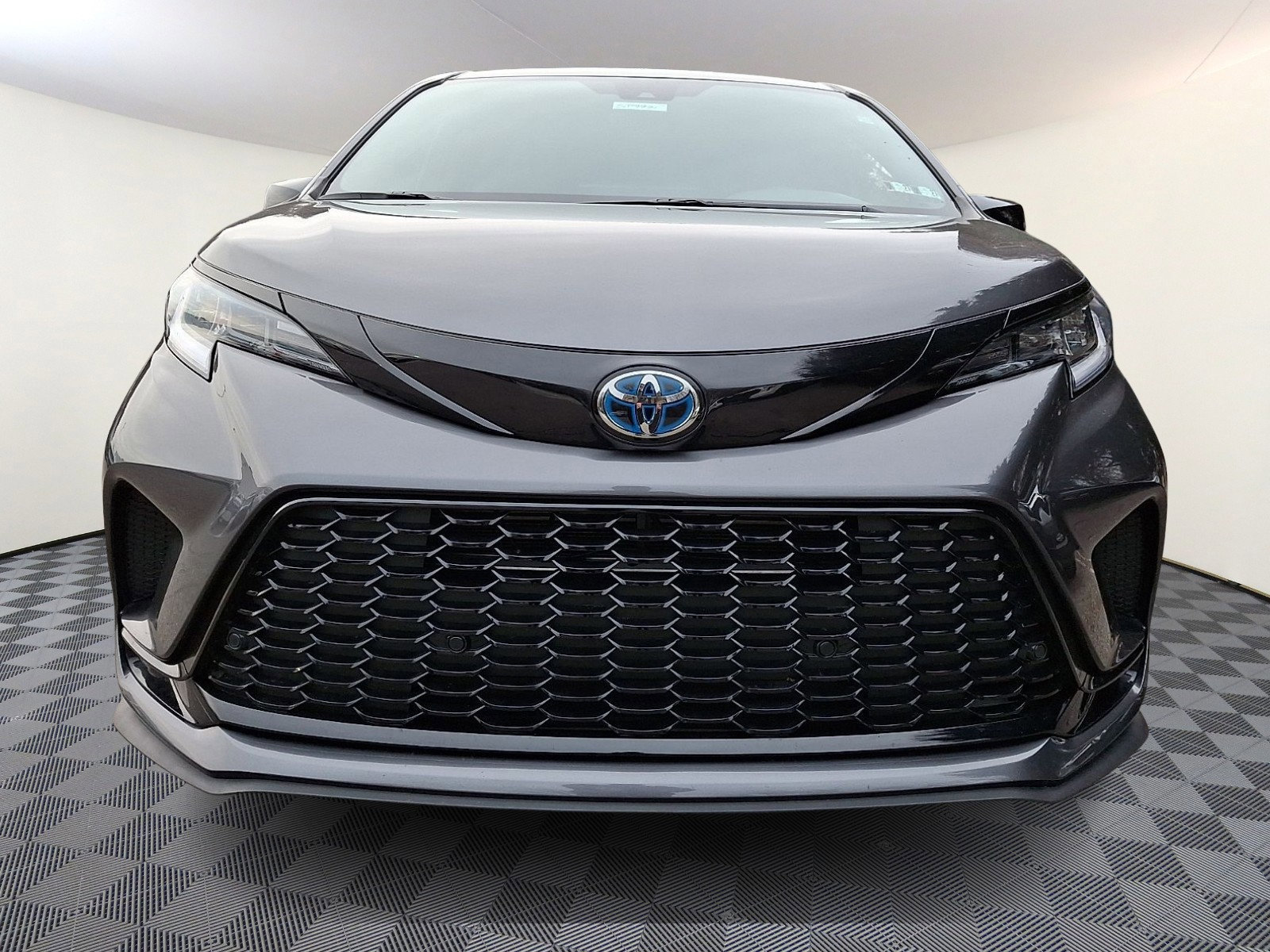 Used 2025 Toyota Sienna XSE FWD image 2