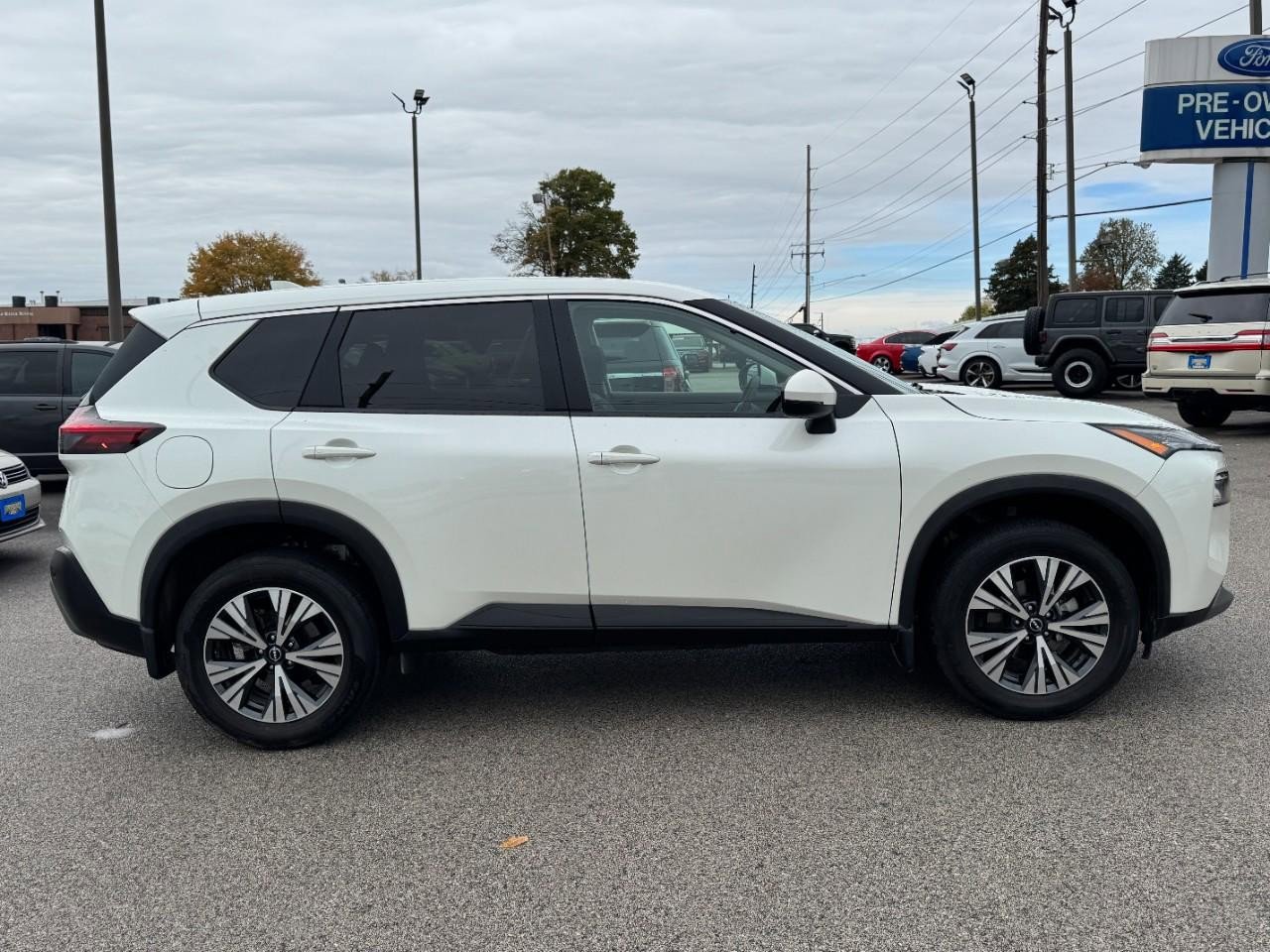 Used 2023 Nissan Rogue SV image 2
