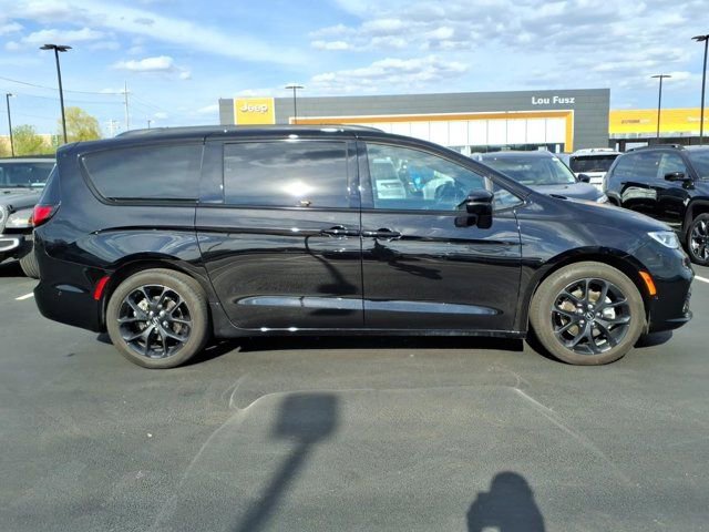 Used 2024 Chrysler Pacifica Touring-L w/ S Appearance Package image 28