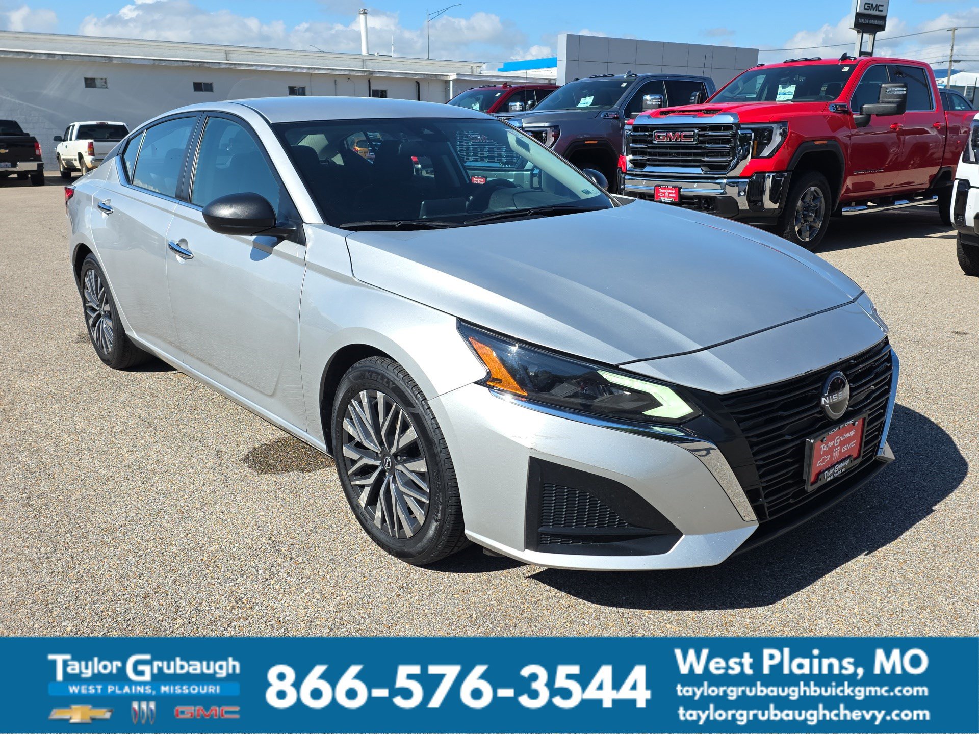 Used 2024 Nissan Altima 2.5 SV FWD image 2