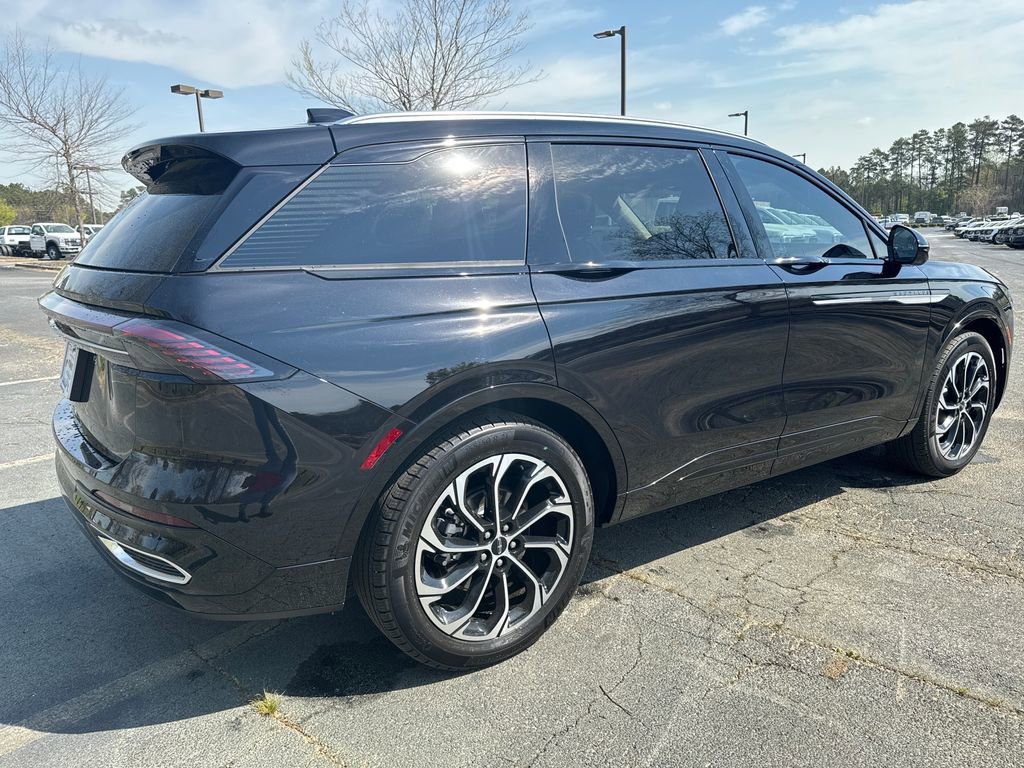 Used 2025 Lincoln Nautilus Reserve image 5