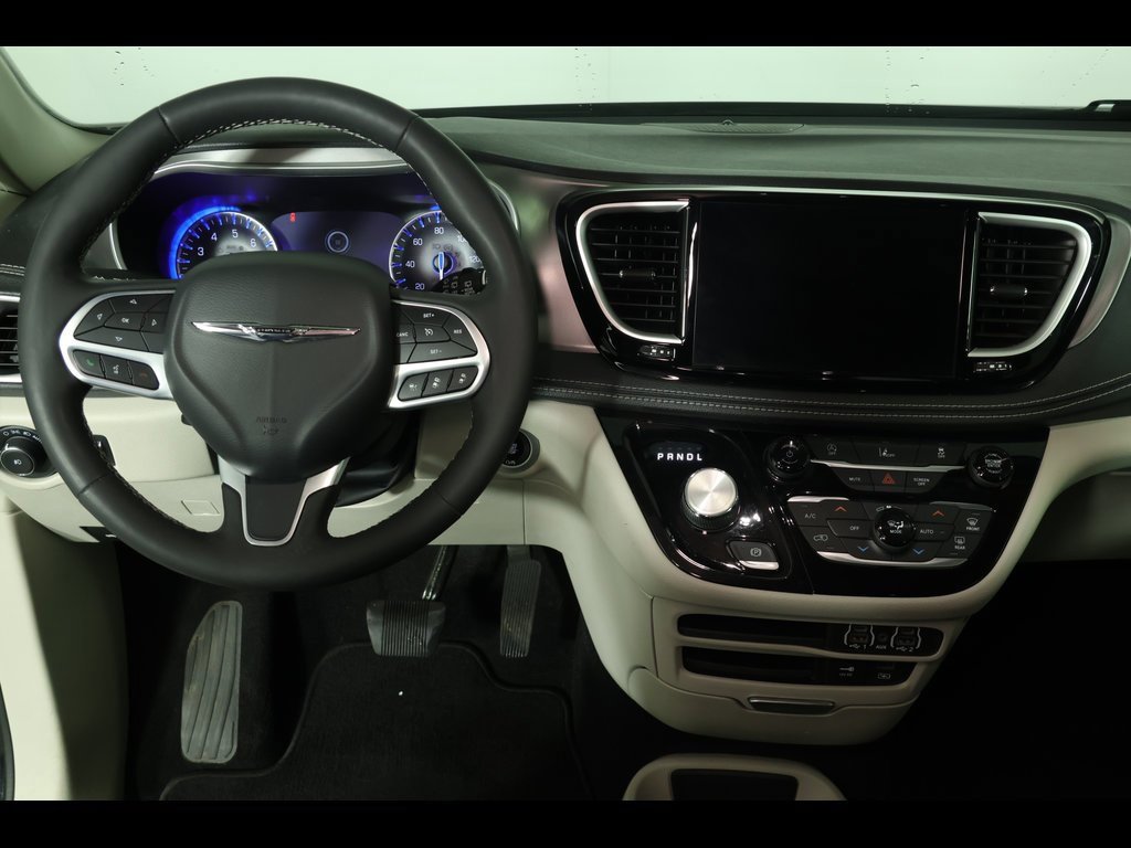 Used 2022 Chrysler Pacifica Touring-L image 16