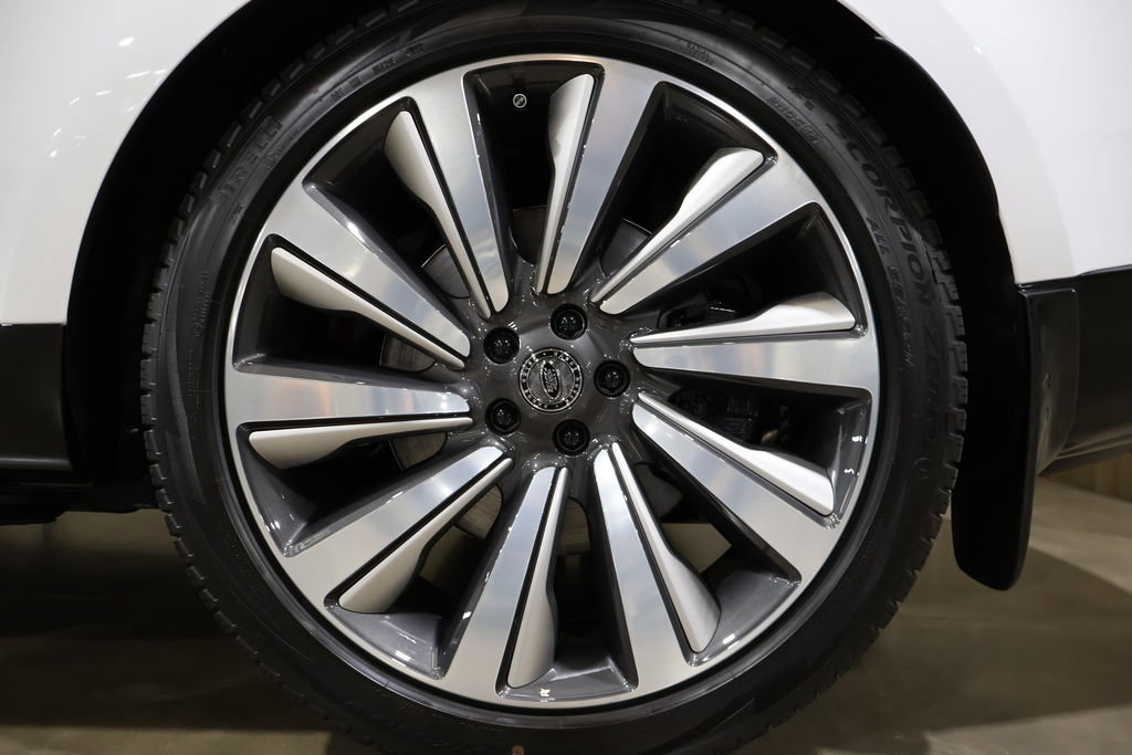 Used 2024 Land Rover Range Rover Long Wheelbase SE image 14