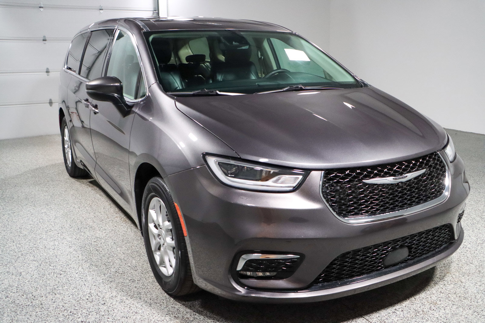 Used 2023 Chrysler Pacifica Touring-L image 5