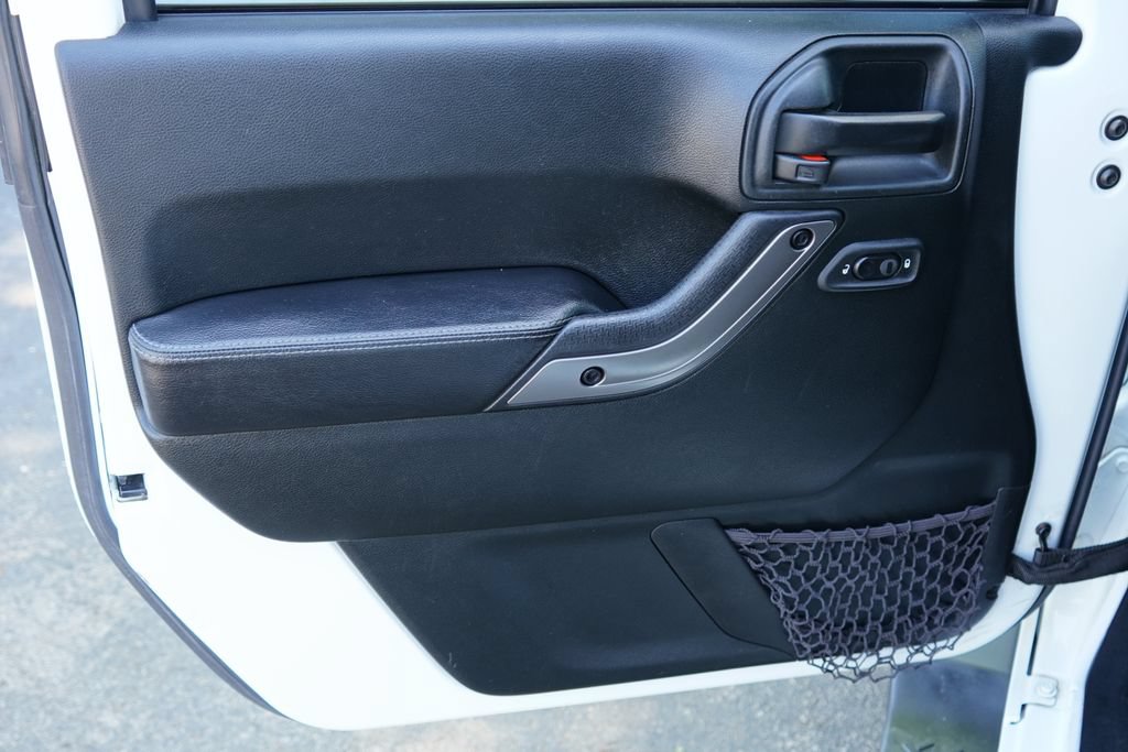 Used 2018 Jeep Wrangler Unlimited Sahara AWD/4WD image 11