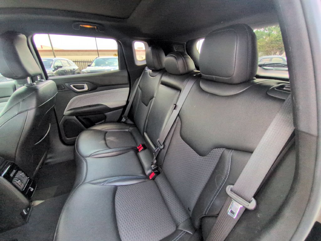 Used 2025 Jeep Compass Latitude w/ Sun & Sound Group AWD/4WD image 27