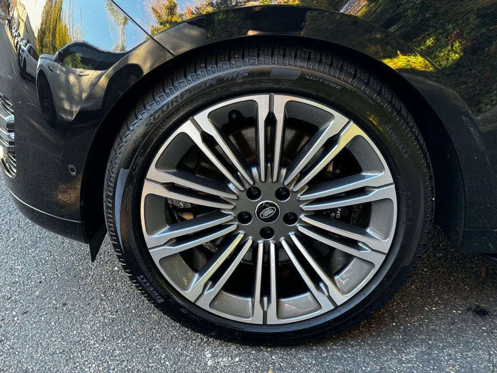 Used 2025 Land Rover Range Rover SE image 4