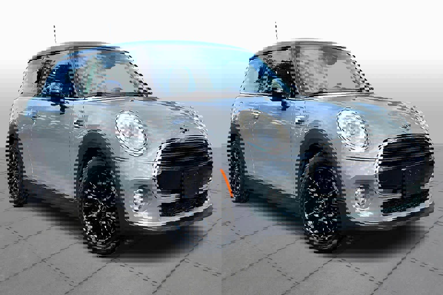 Used 2016 MINI Cooper 2-Door Hardtop image 2