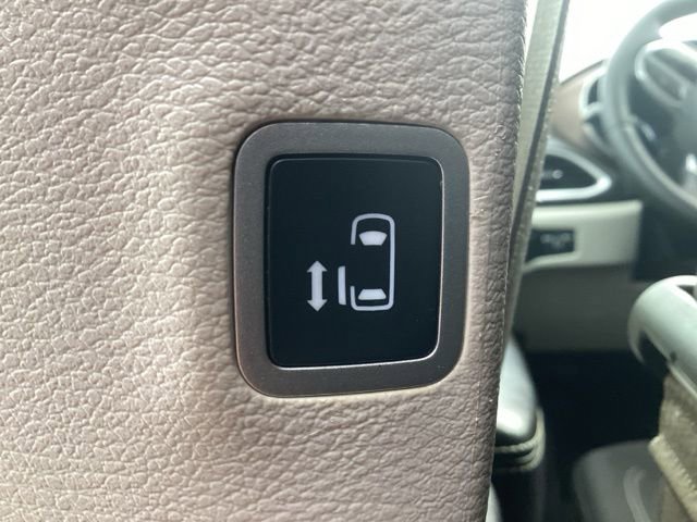Used 2022 Chrysler Voyager LX image 15