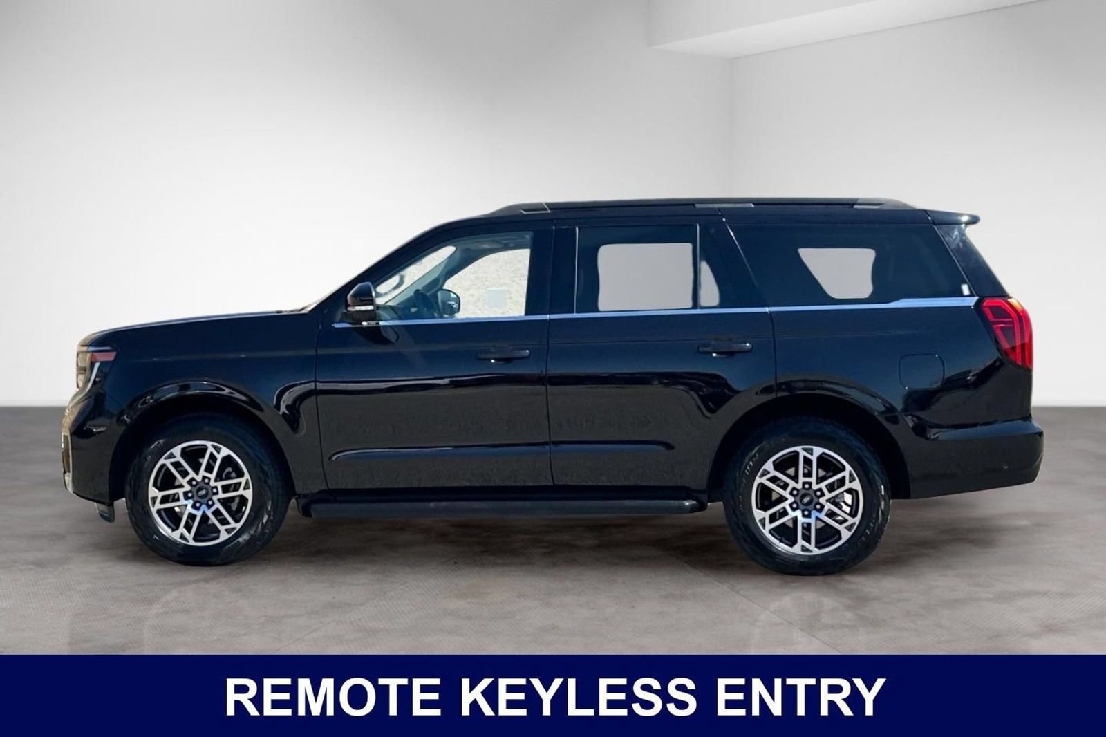 Used 2025 Ford Expedition Active AWD/4WD image 2