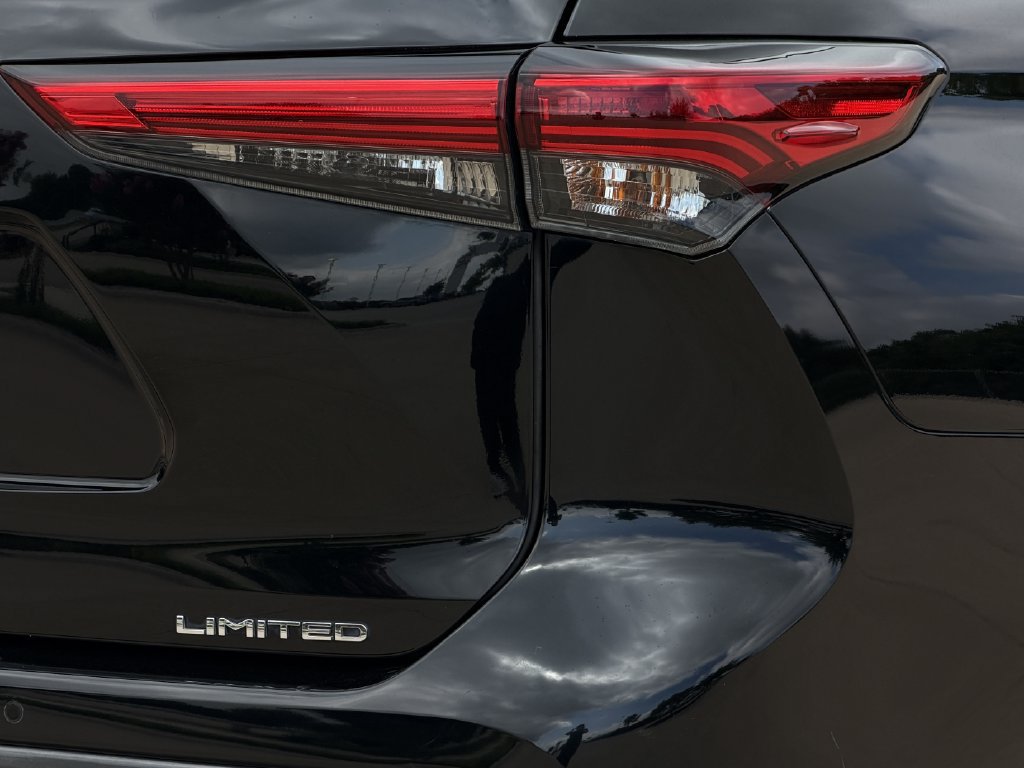 Used 2023 Toyota Highlander Limited FWD image 10