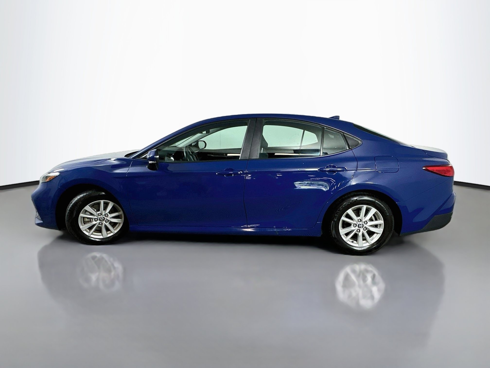 Used 2025 Toyota Camry LE FWD image 4