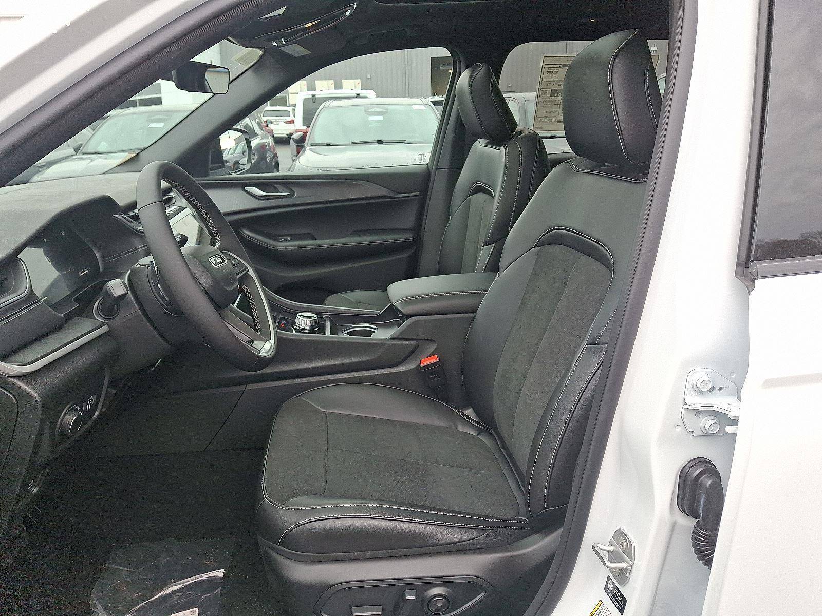 New 2025 Jeep Grand Cherokee L Altitude image 10