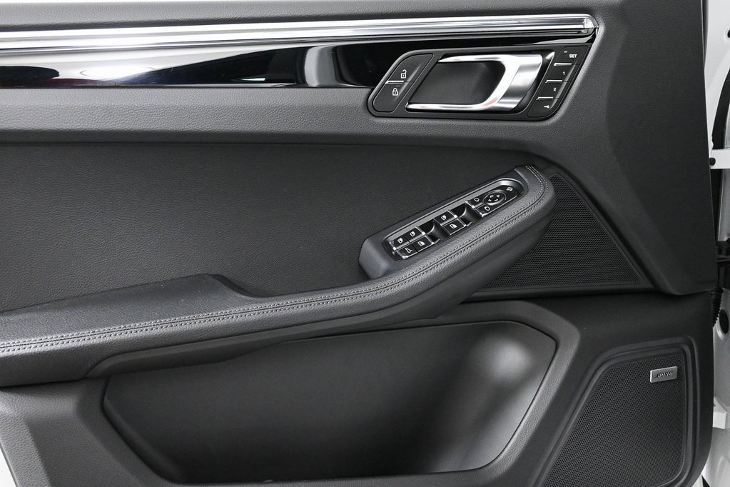 Certified 2025 Porsche Macan image 6